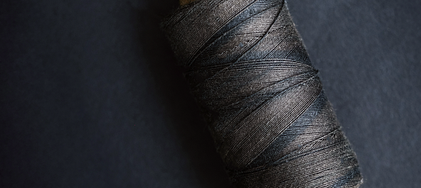 חוט יחיד, מתוח בדיוק מחושב.